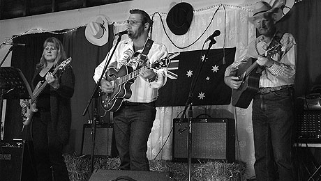 The Albrechts and LexK at the Munna Creek Music Night, May 2011.